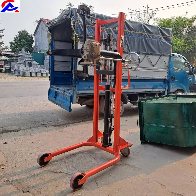 Xe nâng quay đổ phuy